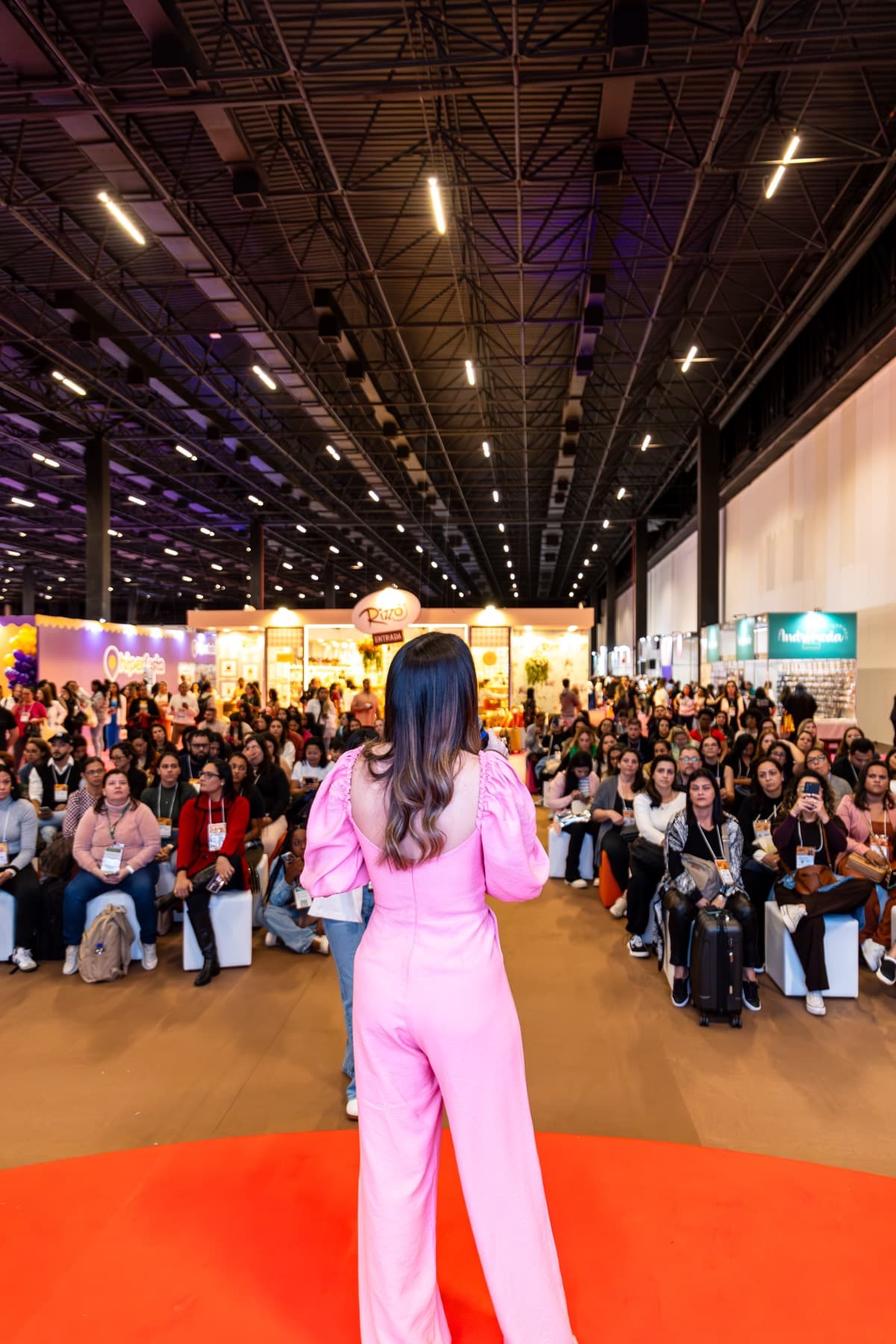 Priscila dando palestra
