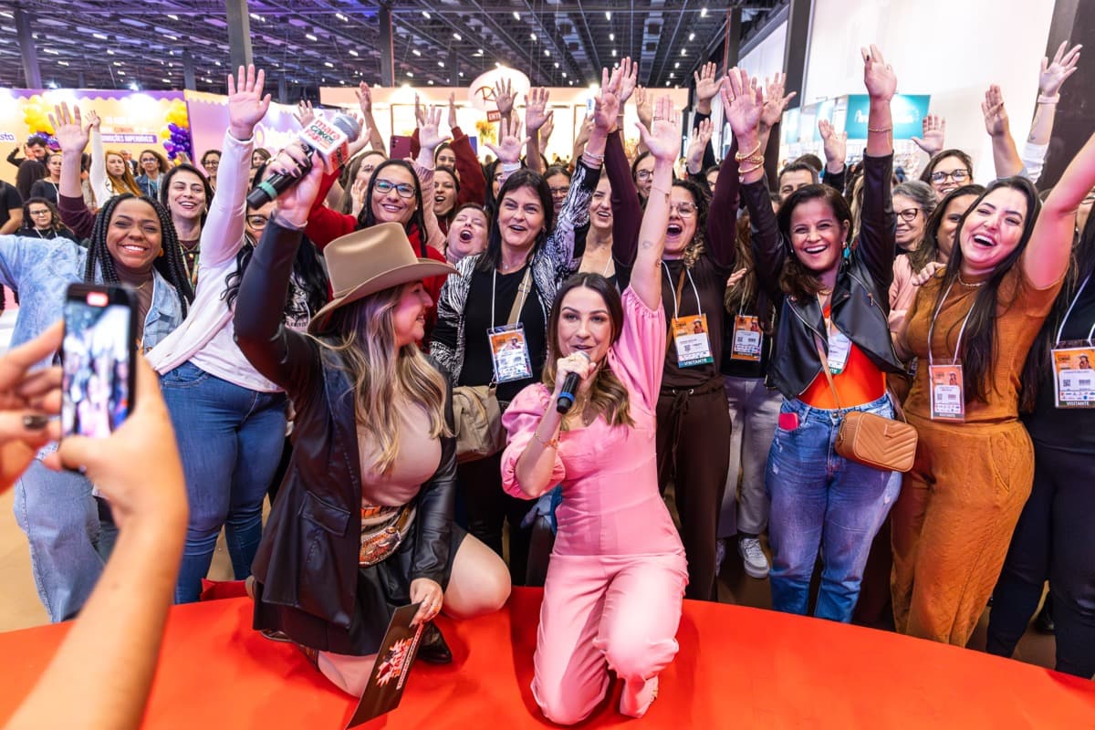 Priscila con la multitud