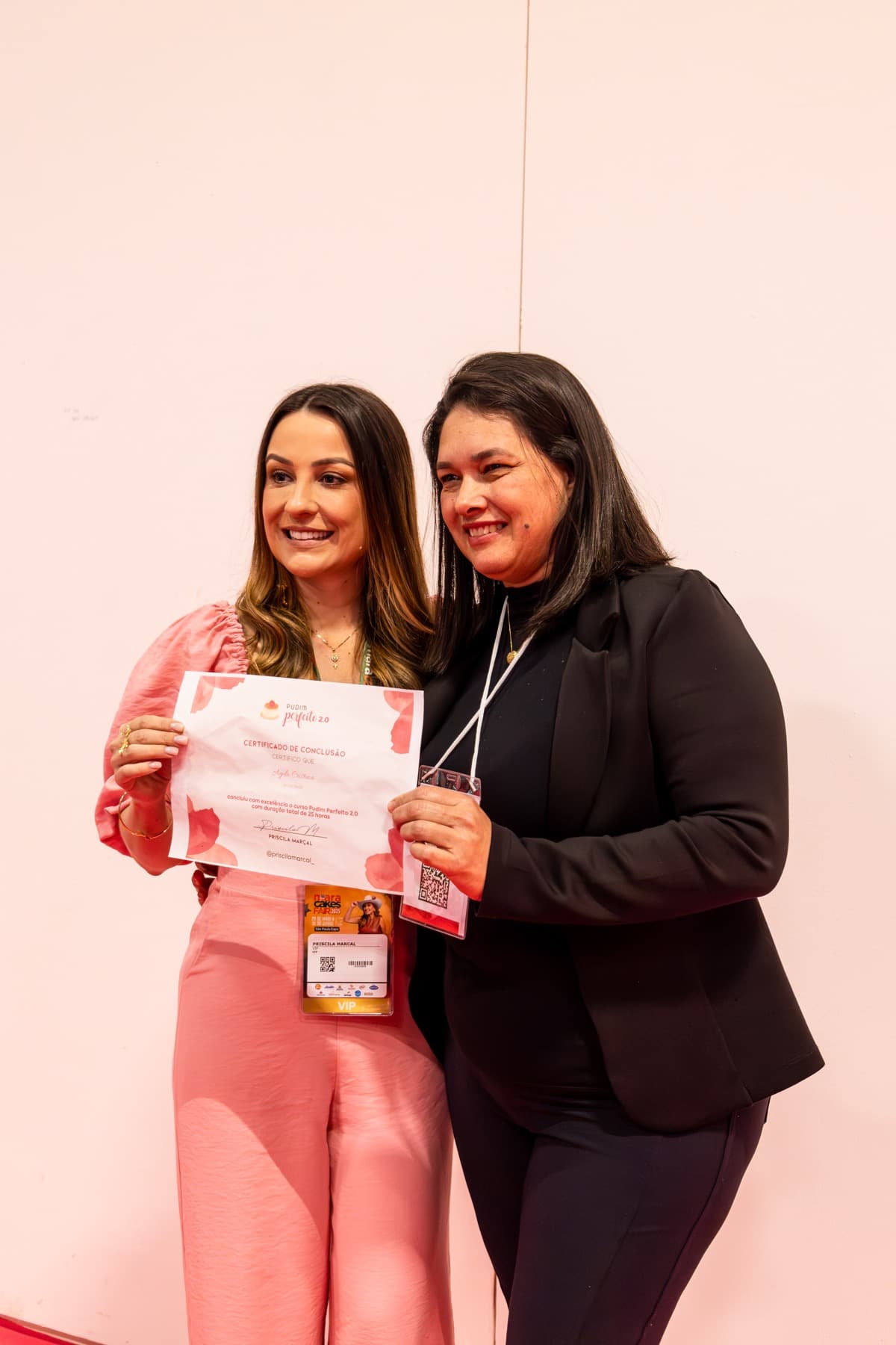 Priscila recibiendo premio